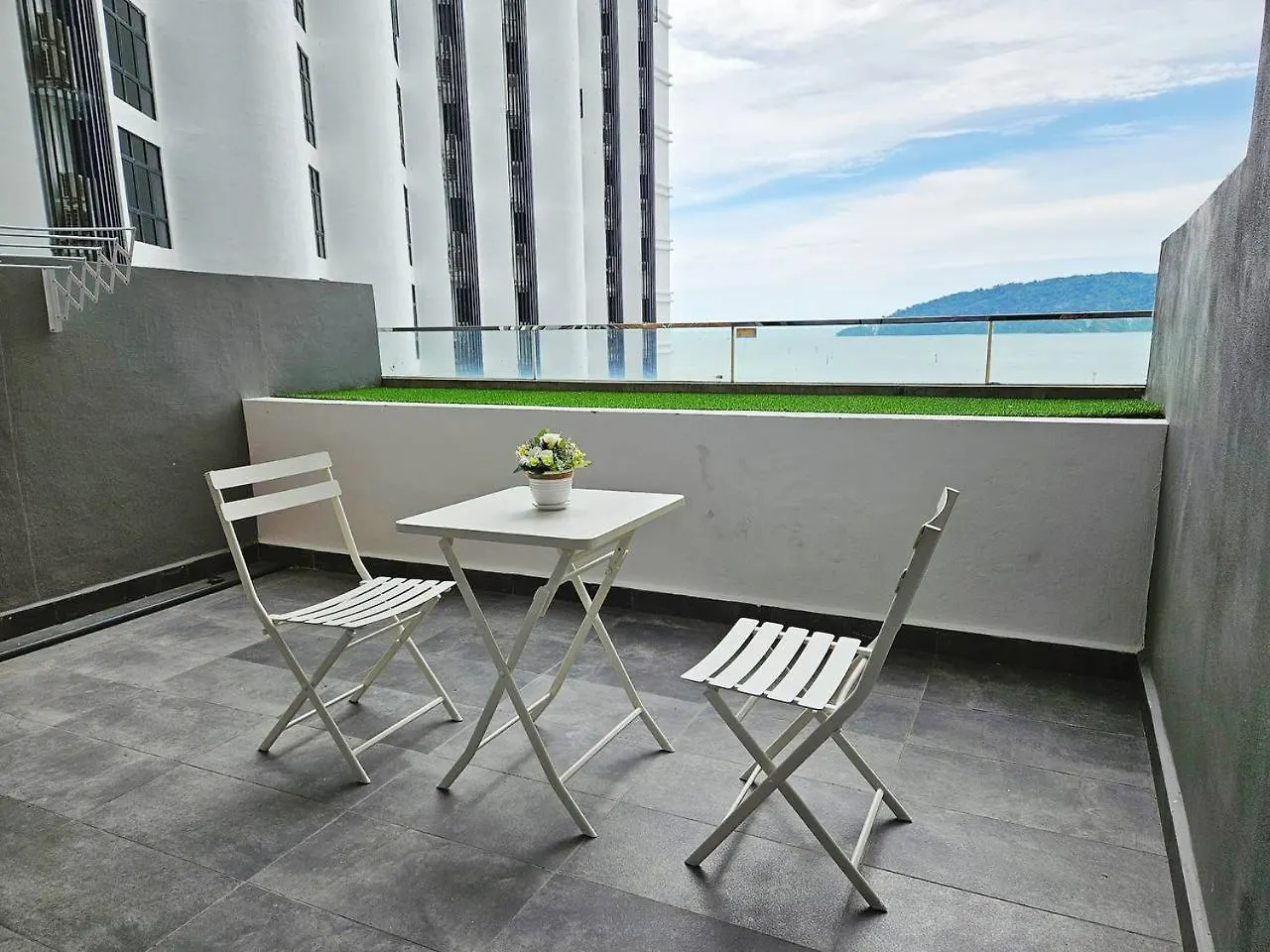 Seaside Pool View Studio Apartment At Kota Kinabalu City Centre